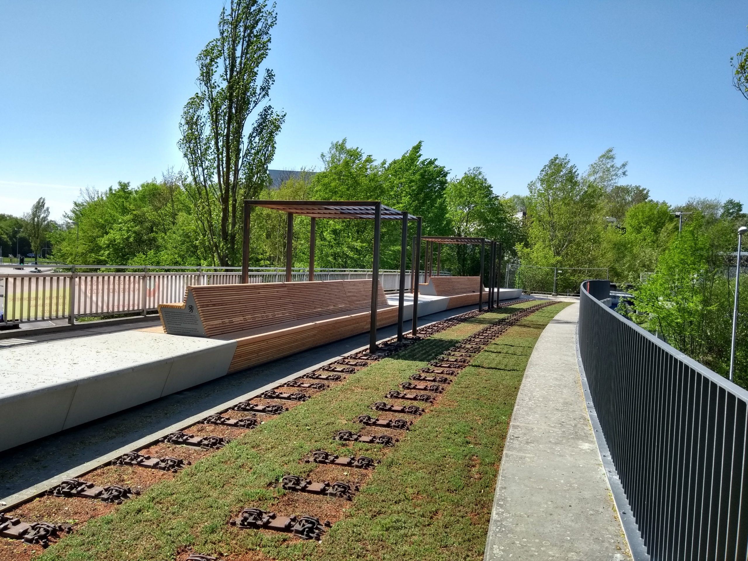 Blühende Römerbrücke Foto: Stadt Ingolstadt / Gartenamt