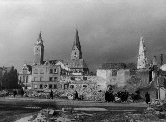 Rathausplatz 1945_Stadtarchiv