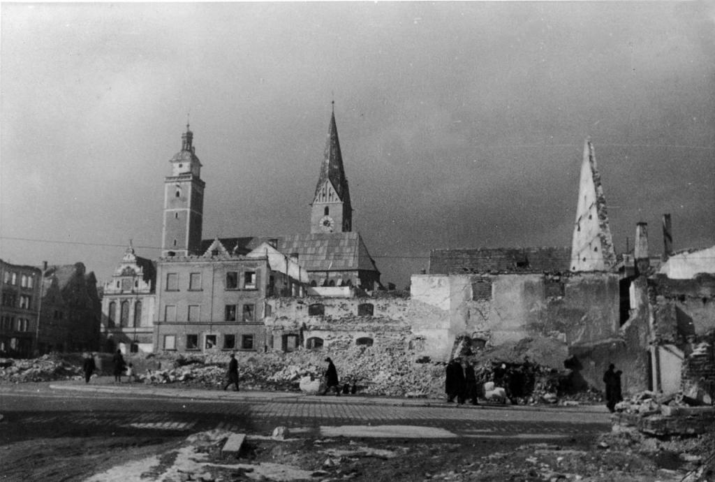 Rathausplatz 1945_Stadtarchiv