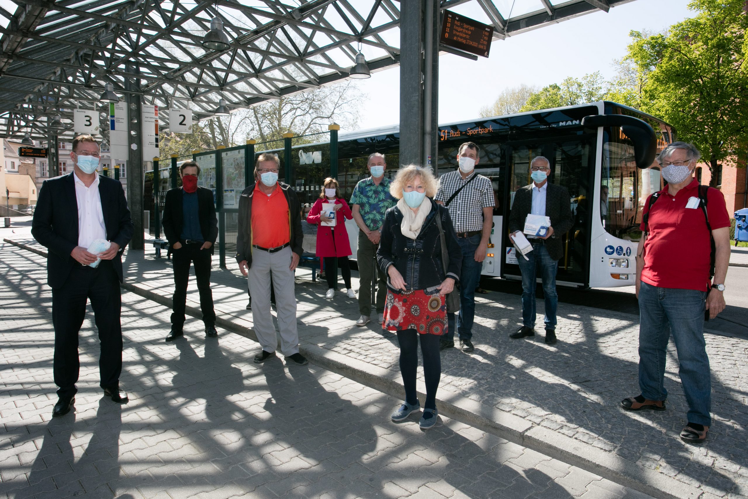 Fahgastbeirat INVG verteilt Masken Foto: INVG