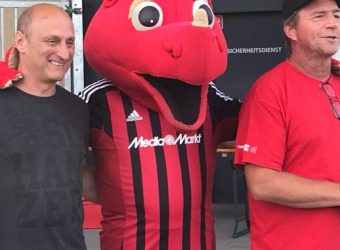 Michael Pluzny (Mitte) im Kreise der Vorstandschaft der Torkelschanzer, eines Fanclubs des FC Ingolstadt 04.