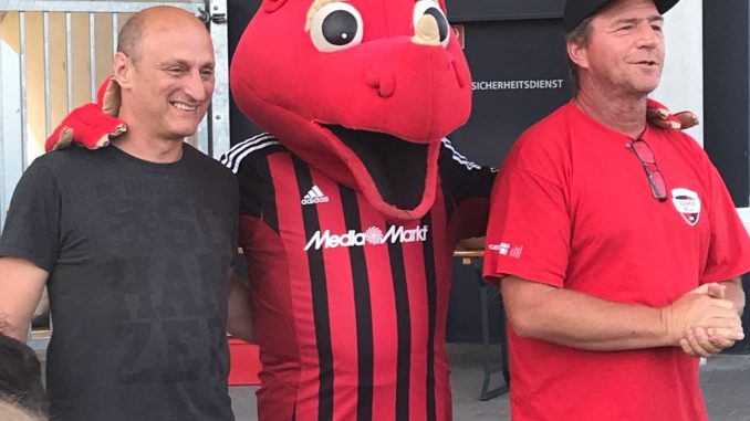 Michael Pluzny (Mitte) im Kreise der Vorstandschaft der Torkelschanzer, eines Fanclubs des FC Ingolstadt 04.