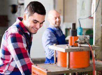 Handwerker in der Werkstatt