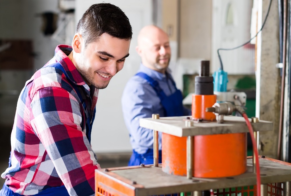 Handwerker in der Werkstatt