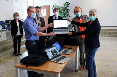 Übergabe Laptops Sir-William-Herschel-Mittelschule Foto: Foerster Übergabe Laptops Sir-William-Herschel-Mittelschule Foto: Foerster