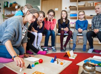 s_Montessorischule Ingolstadt, Materialarbeit im Kreis