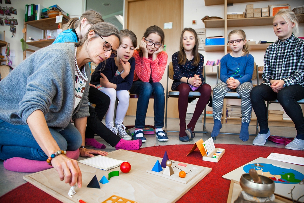 s_Montessorischule Ingolstadt, Materialarbeit im Kreis