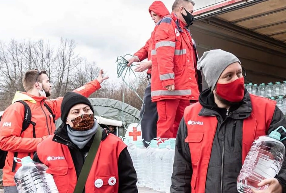 Kamp Lipa - Verteilung von Wasser und Winterjacken 23.1.2021