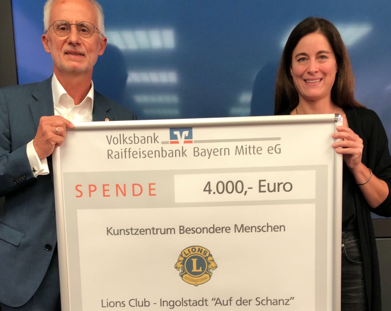 Clubpräsident Uwe Basler übergibt Spendenscheck an die Leiterin des Kunstzentrums „Besondere Menschen“ Maria Tietze in Ingolstadt_ Lions Club „Auf der Schanz“