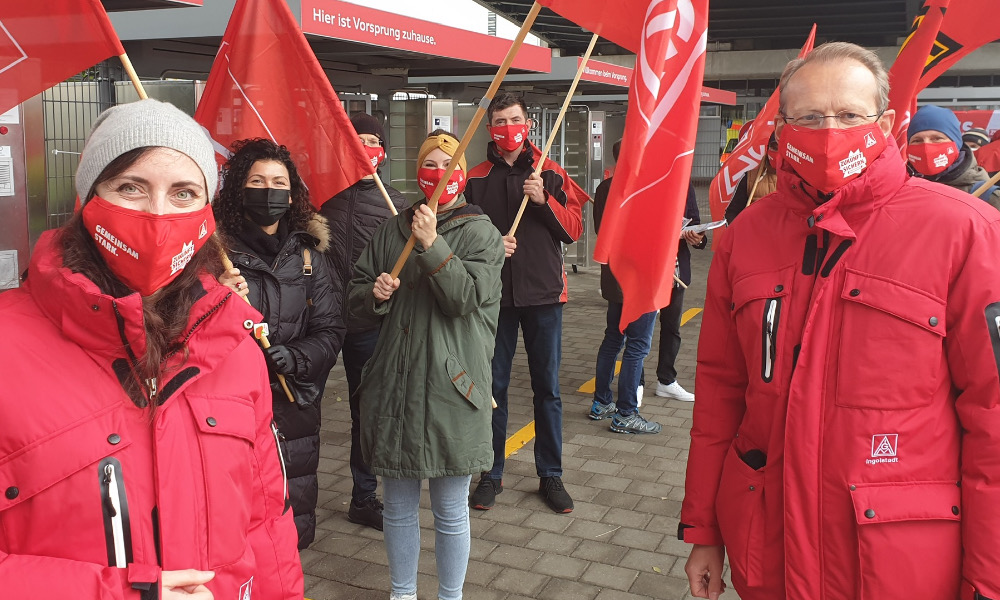 v.l.n.r. Tamara Hübner, Bernhard Stiedel (2.&1. Bevollmächtige*r der IG Metall IN)_IG Metall Ingolstadt_1000pixel