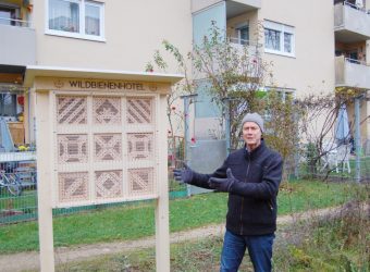 Bienen Cornelius Hemmer stellt das Wildbienenhotel im Piusviertel vor Foto KurkaFoto Kurka_1000