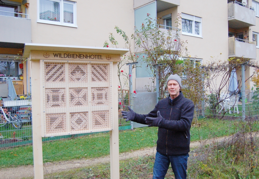 Bienen Cornelius Hemmer stellt das Wildbienenhotel im Piusviertel vor Foto KurkaFoto Kurka_1000