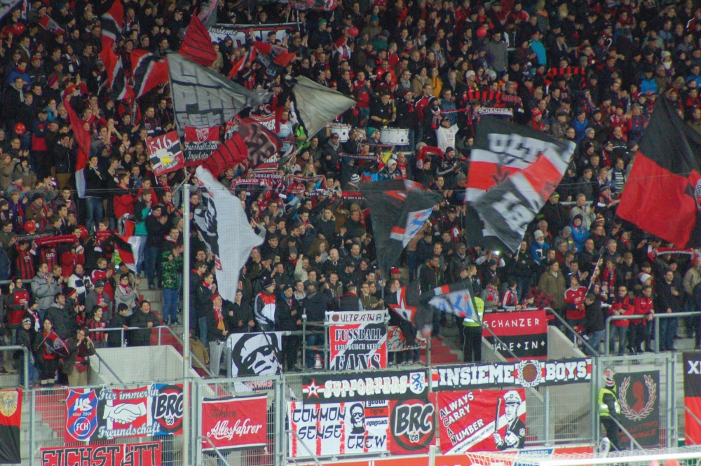 Bild aus besseren tagen - die Fankurve der Schanzer Foto Kurka_1000