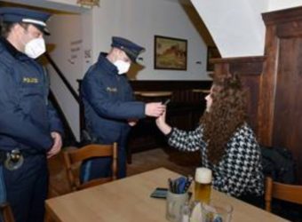 Die begleitenden Polizeibeamten überprüfen bei Kontrollen in der Gastronomie auch die 2G-Nachweise der Gäste_Betz_1000pixel