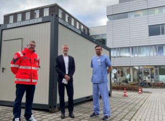 Sven Müller, Dr. Andreas Tiete und Dr. Stephan Steger (v.l.) vor der neuen Teststation am Ärztehaus_Klinikum Ingolstadt_1000pixel