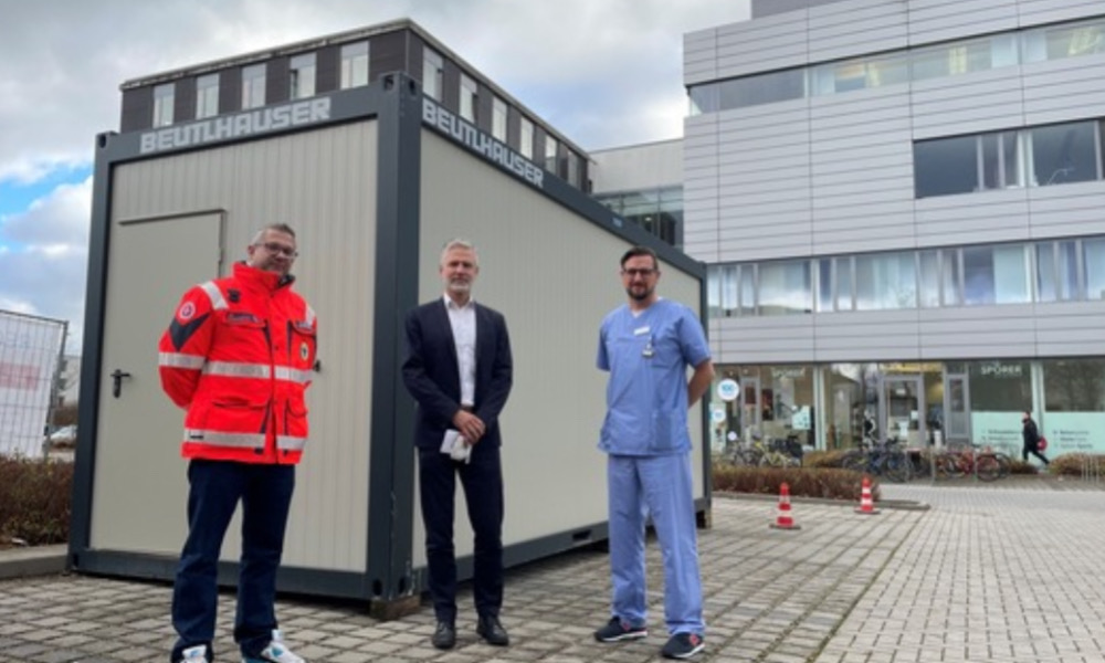 Sven Müller, Dr. Andreas Tiete und Dr. Stephan Steger (v.l.) vor der neuen Teststation am Ärztehaus_Klinikum Ingolstadt_1000pixel