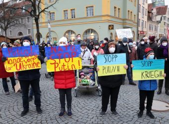 Volle Solidarität mit der Ukraine! Parteienbündnis organisiert in Ingolstadt Mahnwache