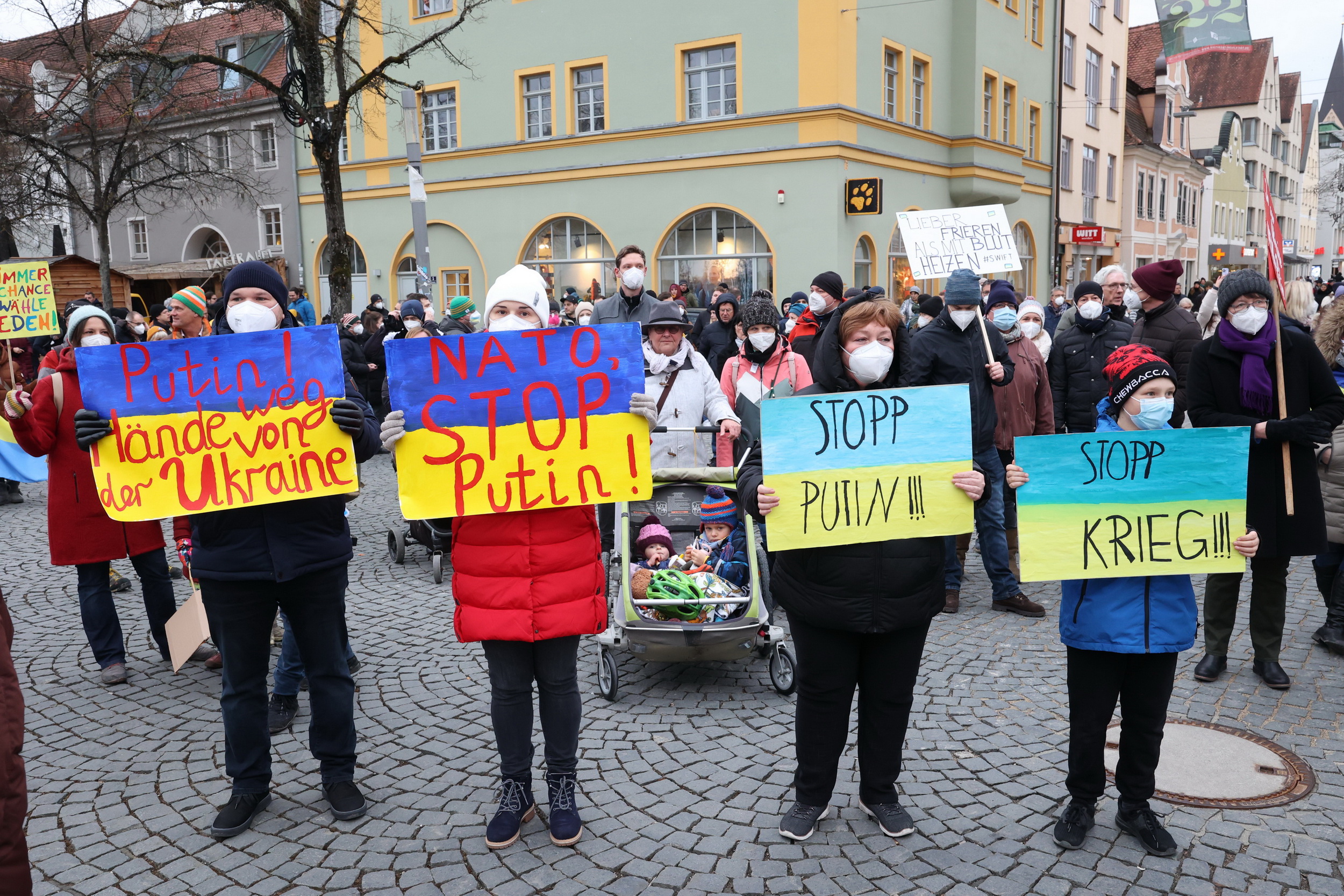 Volle Solidarität mit der Ukraine! Parteienbündnis organisiert in Ingolstadt Mahnwache