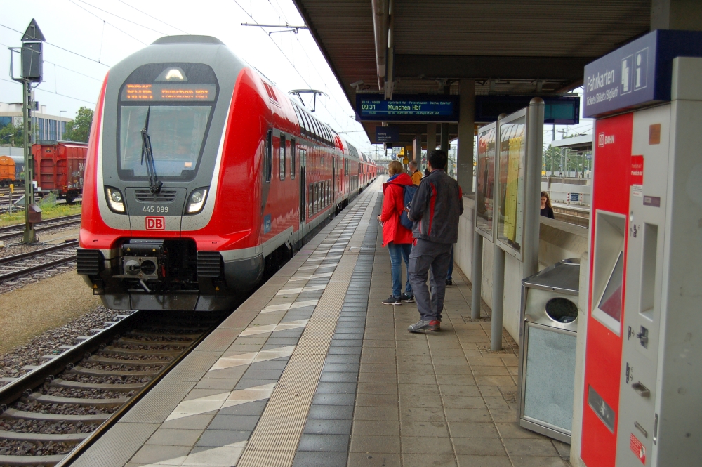 Zug Bahn Gleiese Bahnhof Foto Kurka_1000