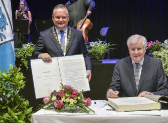 OB Dr. Scharpf und Ehrenbürger Seehofer beim Eintrag ins Goldene Buch Foto Rössle Stadt Ingolstadt_1000