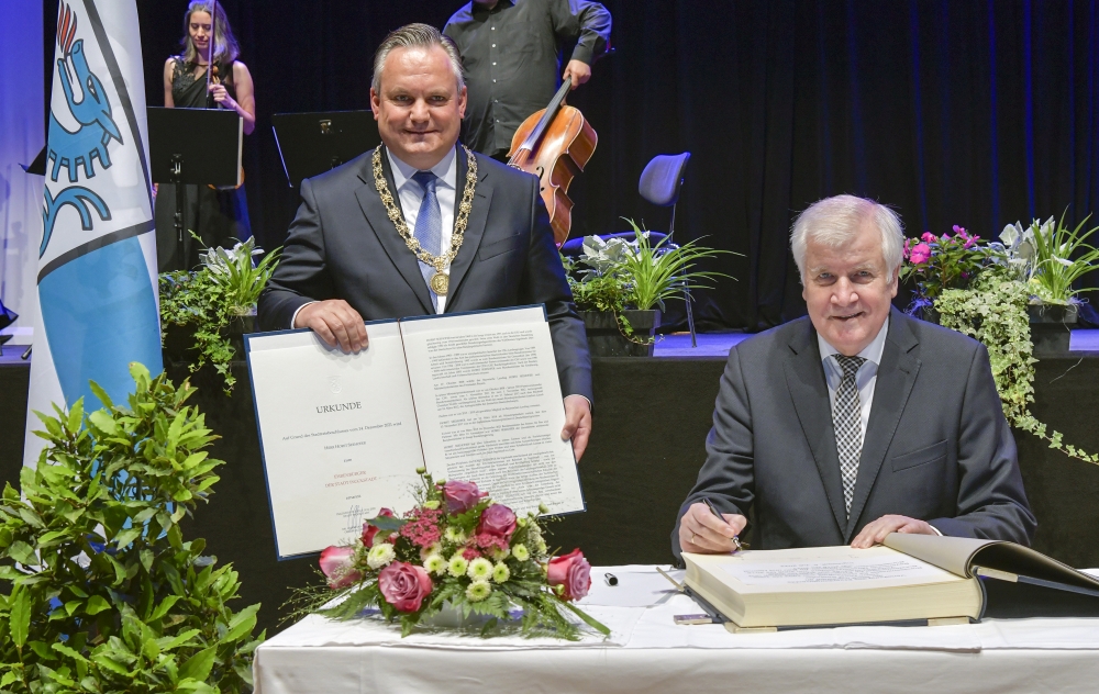 OB Dr. Scharpf und Ehrenbürger Seehofer beim Eintrag ins Goldene Buch Foto Rössle Stadt Ingolstadt_1000