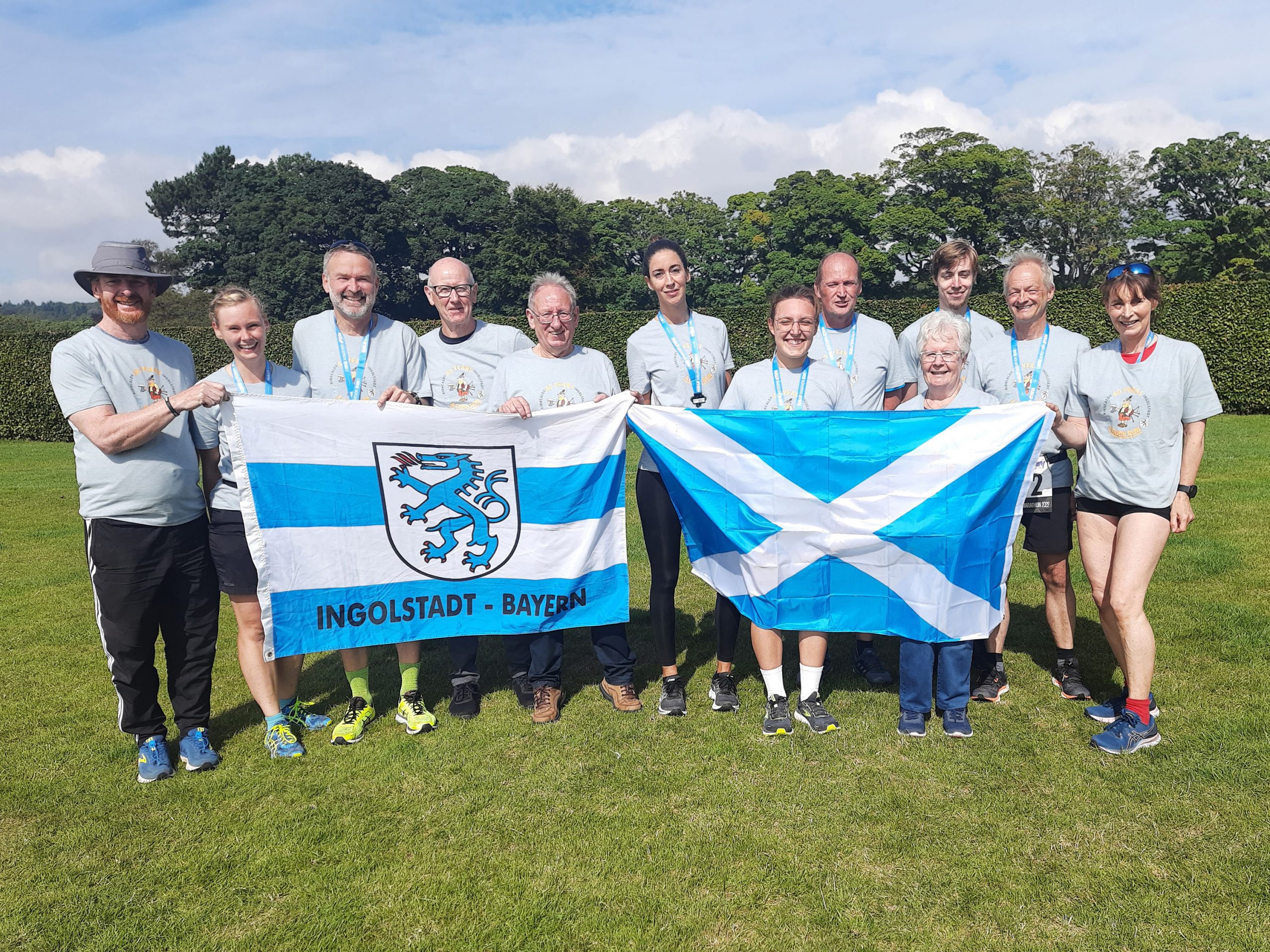 Das Team aus Ingolstadt lief den Jubiläums-Halbmarathon in Kirkcaldy (ganz links Racedirektor Allan Harley, 2.v.l. Delegationsleiter Stefan Moser, neben ihm Alistair Cameron, Senior Organisation-Team & Fife-Councillor (Foto: Moser)