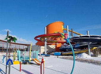 donautherme_rutschenturm-mit-wasserspielplatz