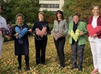 Herzkissen von Inner Wheel Club für Brustkrebspatientinnen_Klinikum Ingolstadt