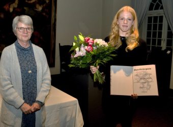 Bürgermeisterin Dr. Dorothea Deneke-Stoll gratuliert Lina Marie Burghardt zum ersten Ingolstädter Sportförderpreis – Foto: Stadt Ingolstadt / Schalles