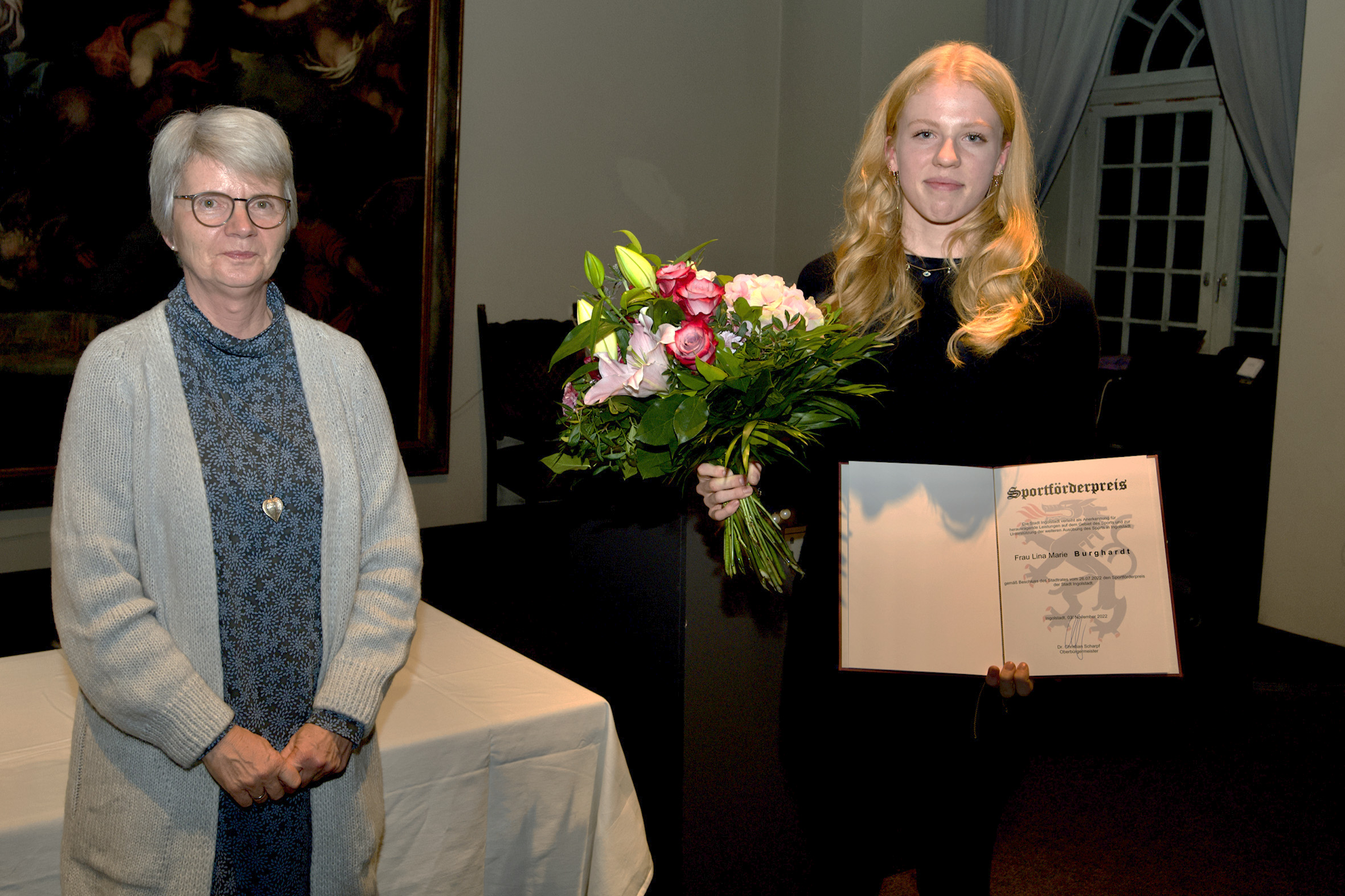 Bürgermeisterin Dr. Dorothea Deneke-Stoll gratuliert Lina Marie Burghardt zum ersten Ingolstädter Sportförderpreis – Foto: Stadt Ingolstadt / Schalles