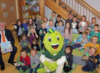 Ewald Kommer mit dem AOK-Maskottchen Jolinchen und den Kindern vom Kindergarten zur Heiligen Familie in Pfahldorf. Urhebervermerk: Rainer Stegmayr