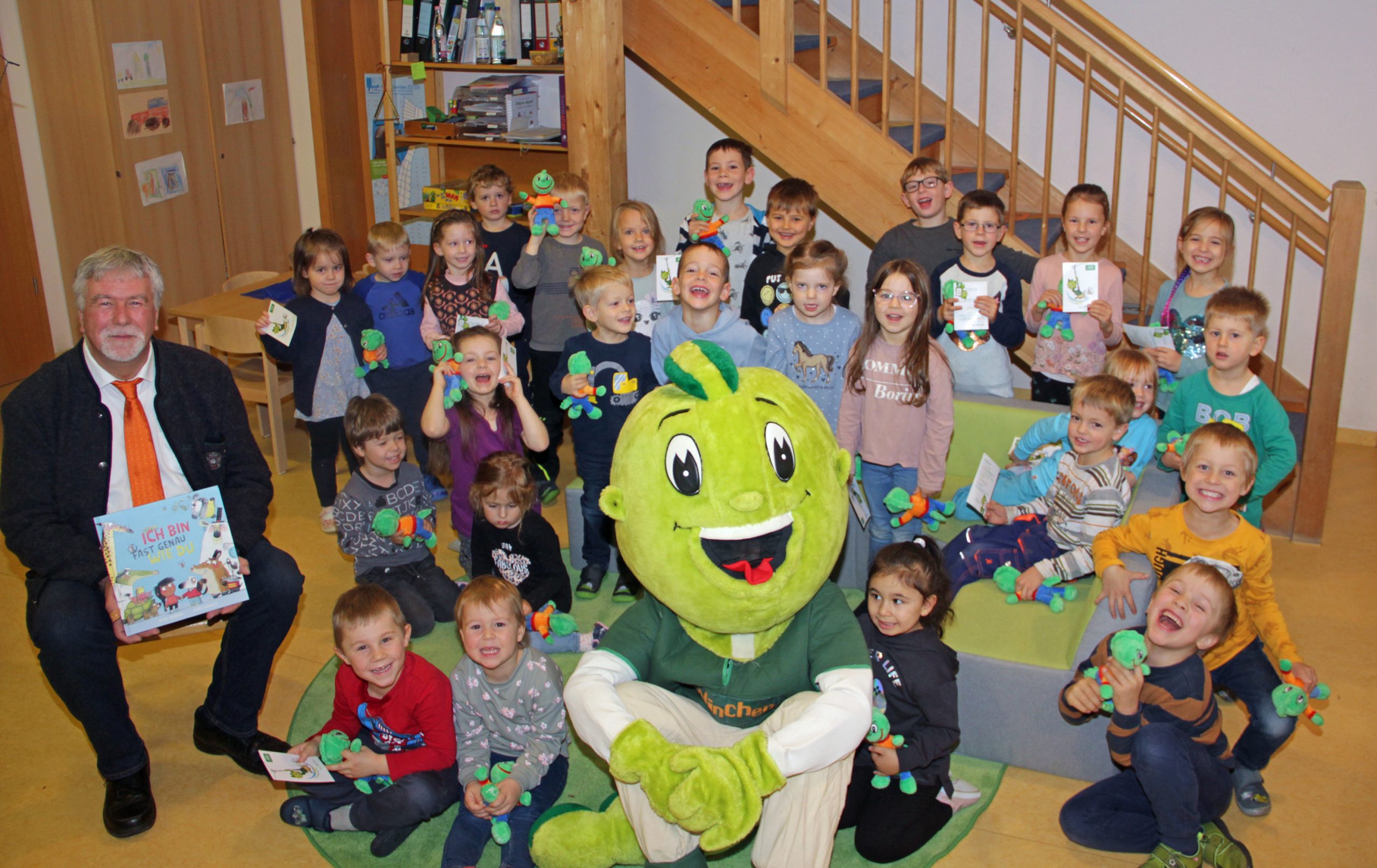 Ewald Kommer mit dem AOK-Maskottchen Jolinchen und den Kindern vom Kindergarten zur Heiligen Familie in Pfahldorf. Urhebervermerk: Rainer Stegmayr