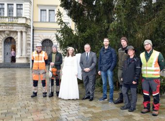 Oberbürgermeister Dr. Christian Scharpf mit dem Ingolstädter Christkind Antonia Schrey, umgeben von Mitarbeiterin und Mitarbeitern des Gartenamtes mit dem stellvertretenden Amtsleiter Technik Manuel Meier (rechts neben OB). Foto Betz/Stadt Ingolstadt.