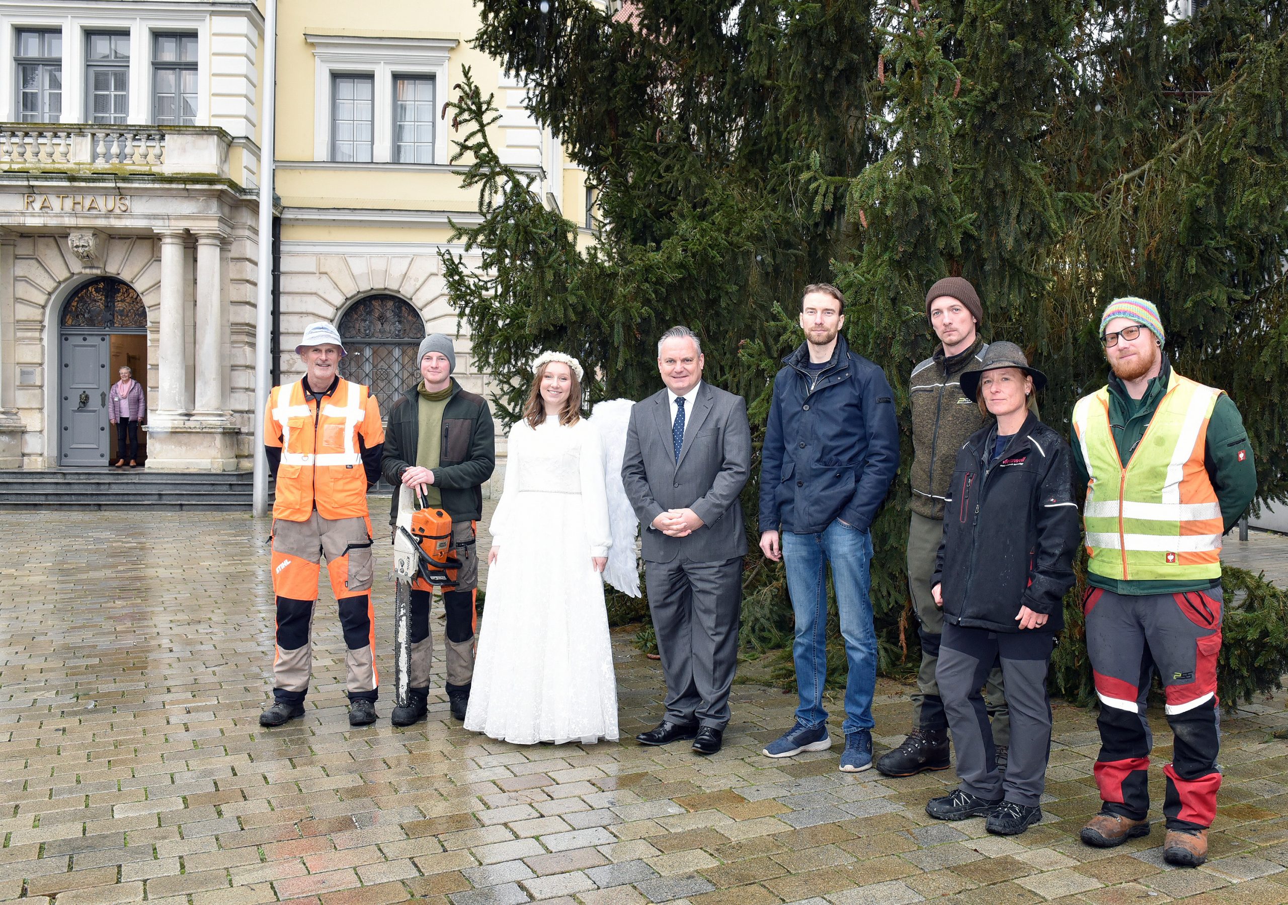 Oberbürgermeister Dr. Christian Scharpf mit dem Ingolstädter Christkind Antonia Schrey, umgeben von Mitarbeiterin und Mitarbeitern des Gartenamtes mit dem stellvertretenden Amtsleiter Technik Manuel Meier (rechts neben OB). Foto Betz/Stadt Ingolstadt.