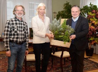 Oberbürgermeister Dr. Christian Scharpf bei der symbolischen Übergabe der Pflanzenspende an den Freundeskreis Piuspark, mit Vorsitzender Jutta Materna und Franz Treffer. (Foto: Betz)