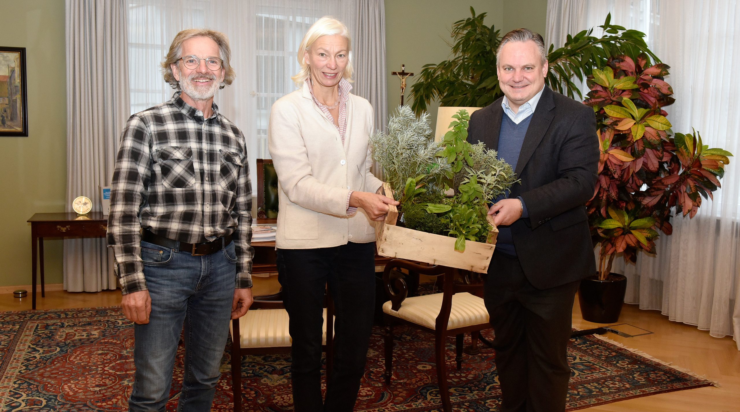 Oberbürgermeister Dr. Christian Scharpf bei der symbolischen Übergabe der Pflanzenspende an den Freundeskreis Piuspark, mit Vorsitzender Jutta Materna und Franz Treffer. (Foto: Betz)