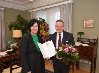 Barbara Leininger erhält Auszeichnung Foto: Michel Stadt Ingolstadt