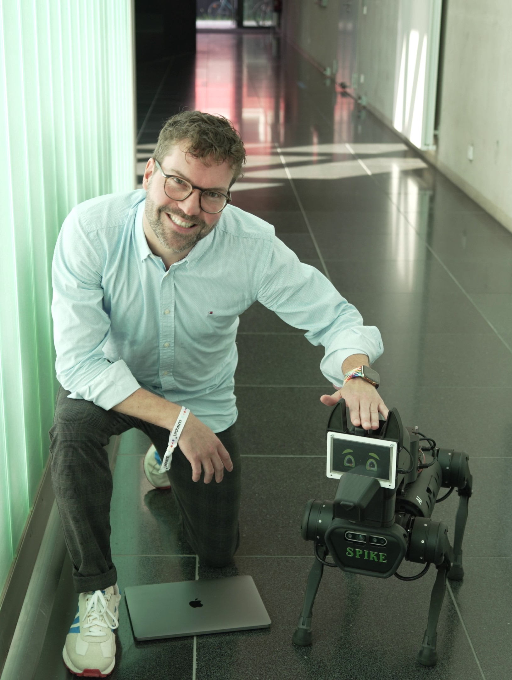 Roboterhund Spike kann mit Hilfe seines im 3D-Drucker erstellten Kopfes Emotionen zeigen. Prof. Dr. Stefan Kugele ist einer der Projektleiter von „Enamour“.