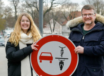 Fahrradbeauftragte Theresa Schneider und Ulrich Schäpe, Leiter des Amts für Verkehrsmanagement und Geoinformation - Foto: Stadt Ingolstadt / Rössle
