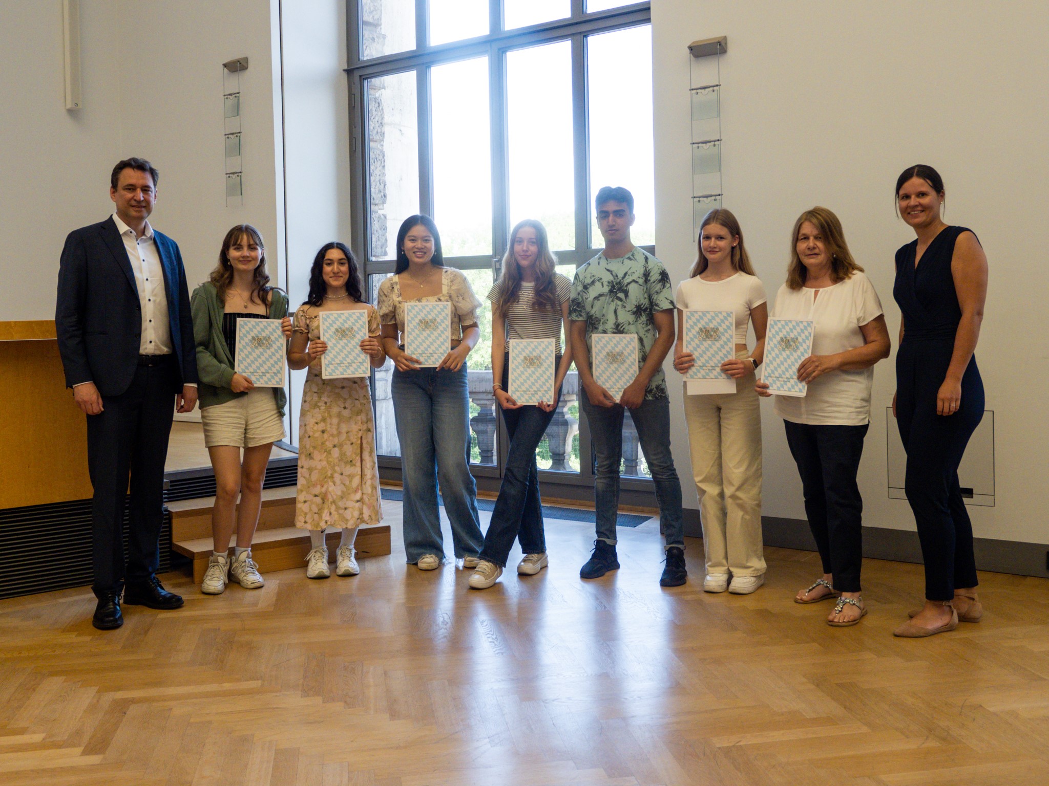 Staatsminister Georg Eisenreich mit Schülerrichterinnen und -richtern aus Ingolstadt