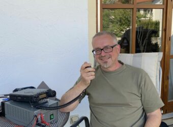 Vereinsmitglied Stephan Vinke hat seine Funkanlage bei schönem Wetter auf der heimischen Terrasse aufgebaut (Foto: Vinke)