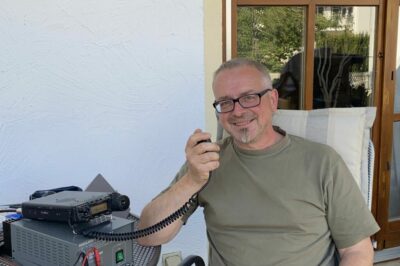 Vereinsmitglied Stephan Vinke hat seine Funkanlage bei schönem Wetter auf der heimischen Terrasse aufgebaut (Foto: Vinke)