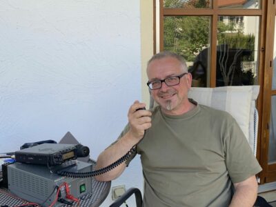 Vereinsmitglied Stephan Vinke hat seine Funkanlage bei schönem Wetter auf der heimischen Terrasse aufgebaut (Foto: Vinke)