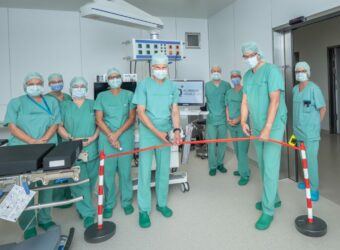 Die Geschäftsführer Dr. Andreas Tiete (l.) und Jochen Bocklet bei der symbolischen Eröffnung des neuen OP-Saals im Klinikum Ingolstadt