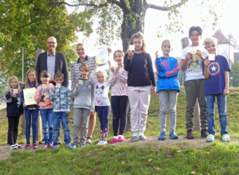 Ulrich Resch, Direktor der AOK Bayern, Direktion Ingolstadt und Susanne Lauer, Rektorin Grundschule Oberstimm zusammen mit den Klassensprechern der einzelnen Klassen bei der Übergabe des Siegels.