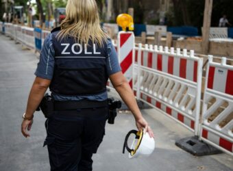 Zollbeamtin an einer Baustelle