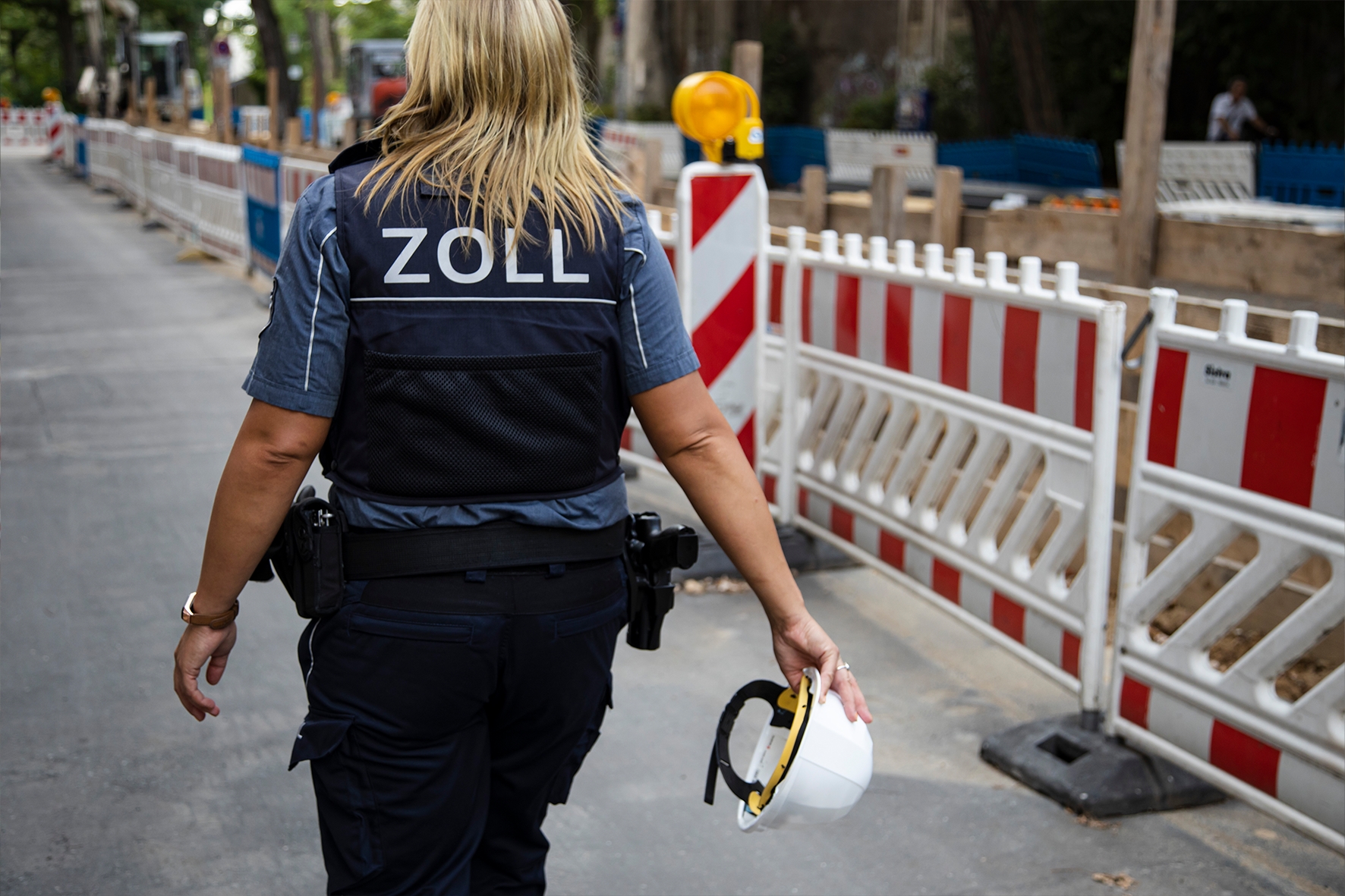 Zollbeamtin an einer Baustelle