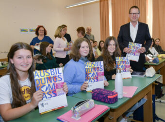 IFG-Vorstand Prof. Georg Rosenfeld überreichte die ersten Exemplare des Ausbildungskompasses an Schülerinnen der Gnadenthal-Realschule (Foto: Rössle)