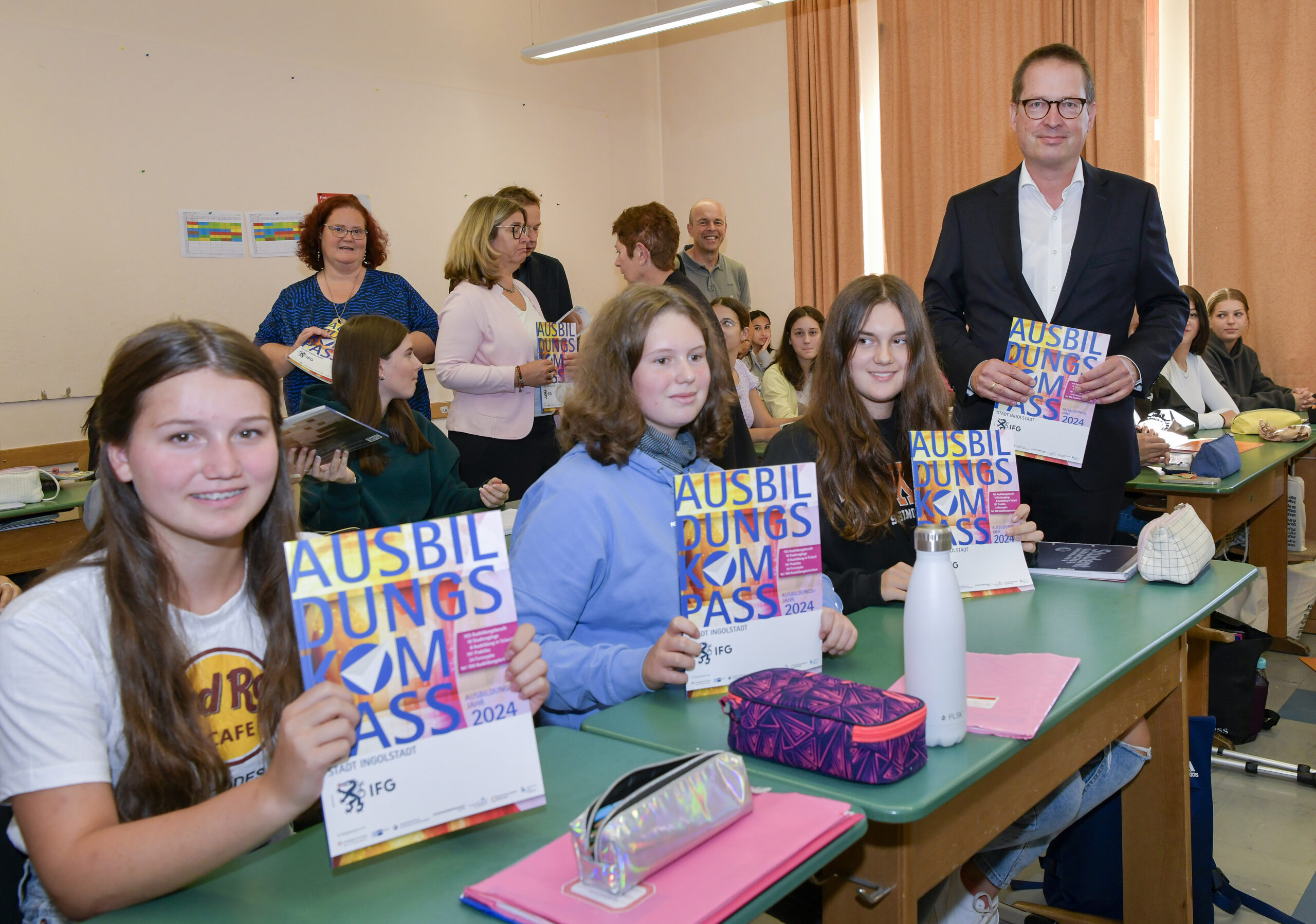 IFG-Vorstand Prof. Georg Rosenfeld überreichte die ersten Exemplare des Ausbildungskompasses an Schülerinnen der Gnadenthal-Realschule (Foto: Rössle)