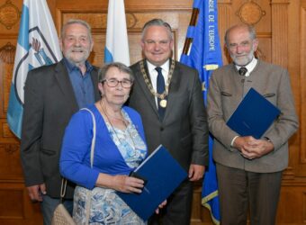 Von Oberbürgermeister Christian Scharpf mit der Hans-Peringer-Medaille ausgezeichnet: Winfried Werthner, Sonja Schürle und Martin Dick